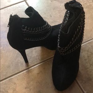 Black heals with chain